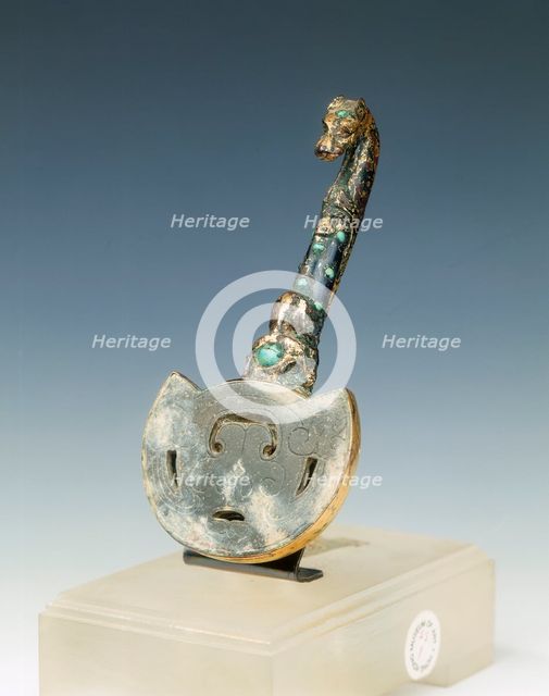 Gilt bronze garment hook with jade and turquoise inlays, Eastern Zhou dynasty, 4th century BC. Artist: Unknown