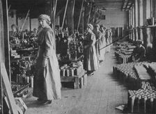 Girl workers in a munitions factory 1915