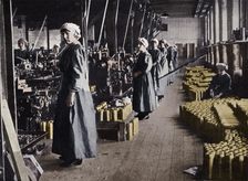 Girl workers in a munitions factory 1915