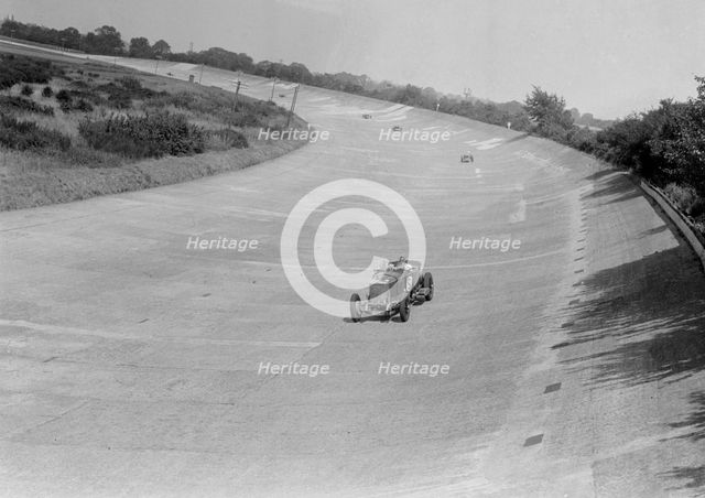 GL Baker's Minerva on Byfleet Banking, BARC meeting, Brooklands, Surrey, 1933. Artist: Bill Brunell.