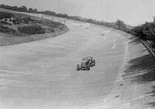 GL Baker's Minerva on Byfleet Banking, BARC meeting, Brooklands, Surrey, 1933. Artist: Bill Brunell