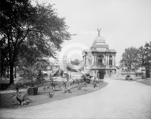 Gladwin (i.e. Water Works) Park, the Hurlbut Gate, Detroit, Mich., between 1900 and 1920. Creator: Unknown.
