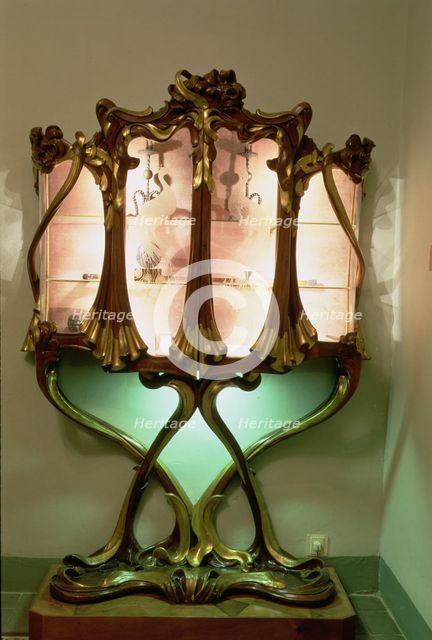Glass cabinet designed for Ibarz House, designed by Aleix Clapés.