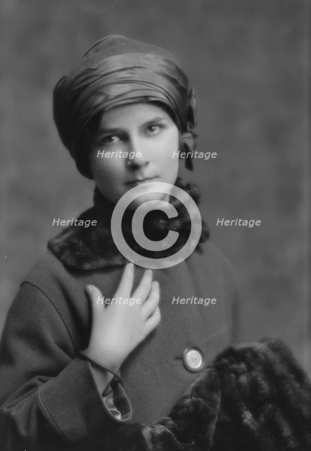 Graham, Dorothy, Miss, portrait photograph, 1914 Sept. 30. Creator: Arnold Genthe.