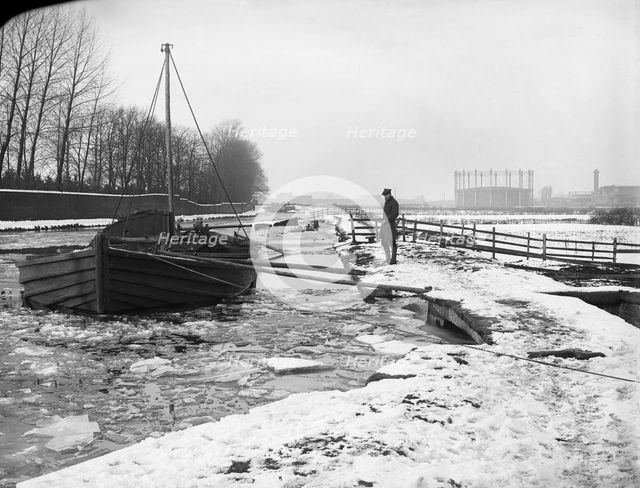 Grand Union Canal frozen in winter, Hounslow, London, 1885-1900. Artist: Unknown.
