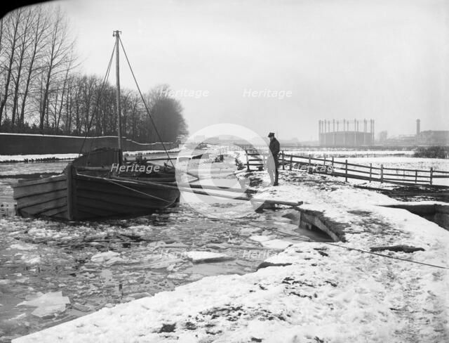 Grand Union Canal frozen in winter, Hounslow, London, 1885-1900. Artist: Unknown.