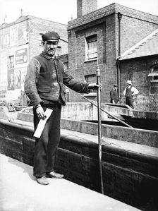 Grand Union Canal lock keeper, c1905