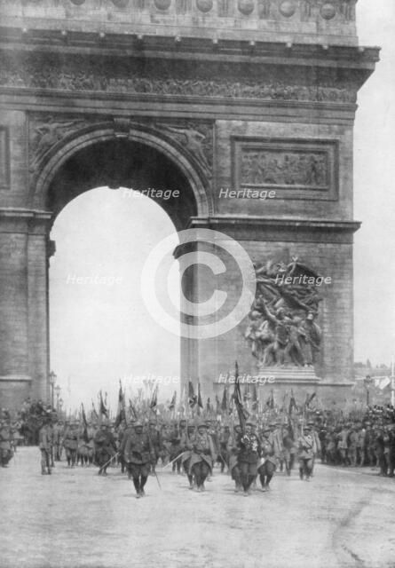 Grand victory parade, Arc de Triomphe, Paris, France, 14 July 1919. Artist: Unknown
