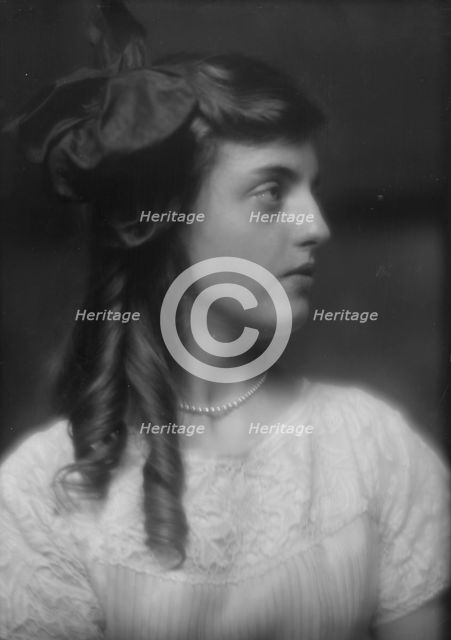 Graves, Antoinette, Miss, portrait photograph, 1913. Creator: Arnold Genthe.