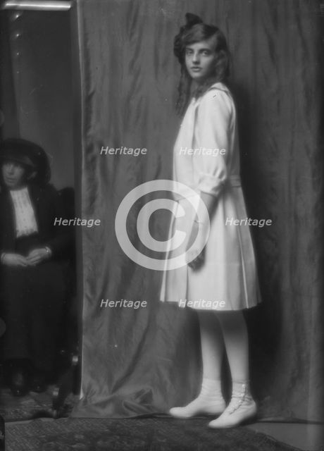 Graves, Antoinette, Miss, portrait photograph, 1913. Creator: Arnold Genthe.