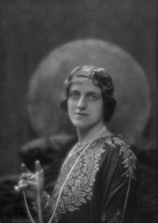 Graves, L.W., Mrs., portrait photograph, 1913. Creator: Arnold Genthe