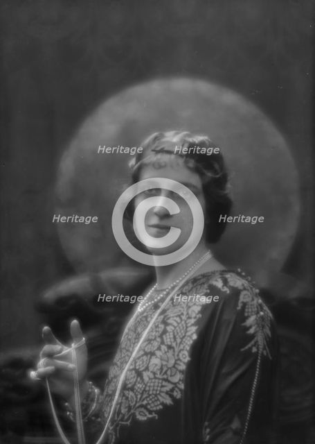 Graves, L.W., Mrs., portrait photograph, 1913. Creator: Arnold Genthe.