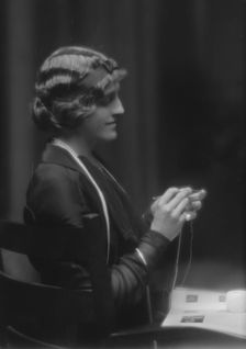 Graves, L.W., Mrs., portrait photograph, 1913. Creator: Arnold Genthe