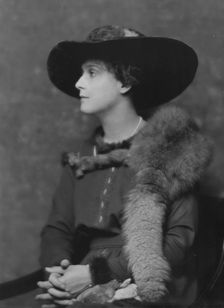 Graves, Robert, Mrs., portrait photograph, 1916. Creator: Arnold Genthe
