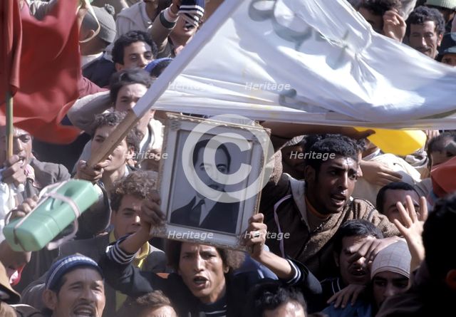 Green March, the Moroccan people goes to the Sahara, a former colony of Spain, that wants to begi…