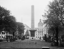 Green [sic] monument and City Hall, Savannah, Ga., between 1900 and 1910. Creator: Unknown