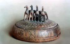 Greek pyxide, 9th-8th century BC
