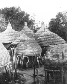 'Greniers d'approvisionnement chez les Ovambo; Afrique Australe 1914. Creator: Unknown