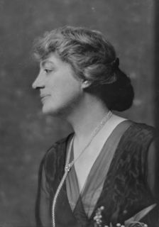 Griggs, Maitland, Mrs., portrait photograph, 1915. Creator: Arnold Genthe
