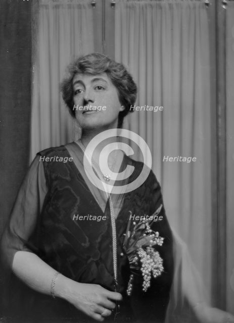 Griggs, Maitland, Mrs., portrait photograph, 1915. Creator: Arnold Genthe.