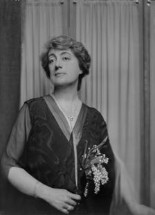 Griggs, Maitland, Mrs., portrait photograph, 1915. Creator: Arnold Genthe