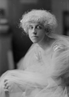 Groner, M.P., Mrs., portrait photograph, 1916 Apr. 21. Creator: Arnold Genthe