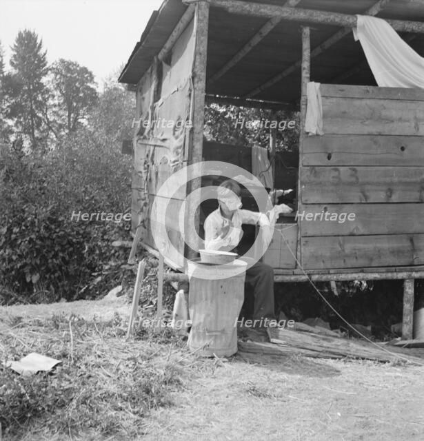 Grower provides fourteen such shacks..., near Grants Pass, Josephine County, Oregon, 1939. Creator: Dorothea Lange.