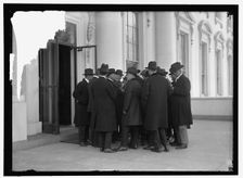 Group at White House, Washington, D.C., between 1916 and 1918. Creator: Harris & Ewing