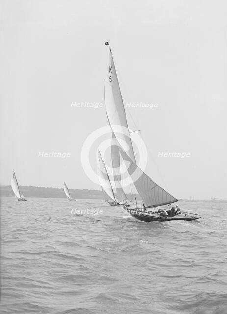 Group of 7 Metre yachts racing, 1914. Creator: Kirk & Sons of Cowes.