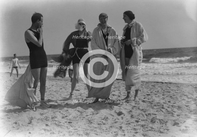 Group of people at Long Beach, New York, between 1896 and 1942. Creator: Arnold Genthe.