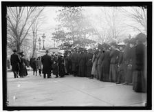Group of people in line at White House gate, Washington, D.C., between 1910 and 1917. Creator: Harris & Ewing