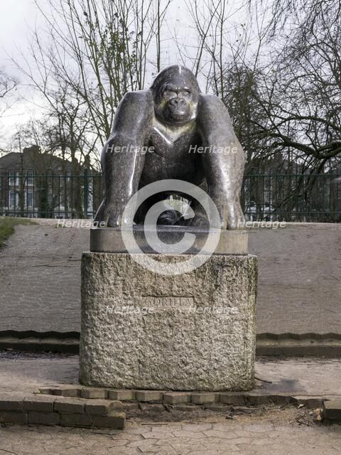 'Guy The Gorilla', sculpture by David Wynne, Crystal Palace Park, Sydenham, London, 2016. Artist: Chris Redgrave.