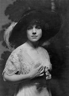 Gude, N.C., Mrs., portrait photograph, 1913. Creator: Arnold Genthe