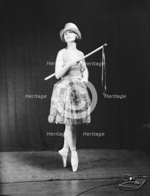 Gugi, Mrs. (Marion Vardi), 1922 July 17. Creator: Arnold Genthe.