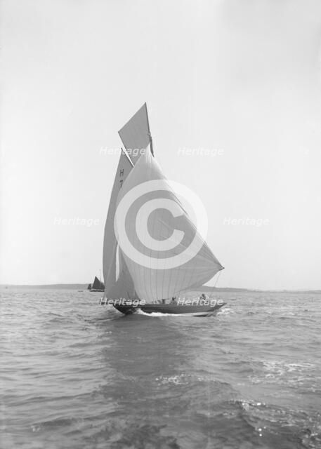 'Gundred' running downwind under spinnaker, 1913. Creator: Kirk & Sons of Cowes.
