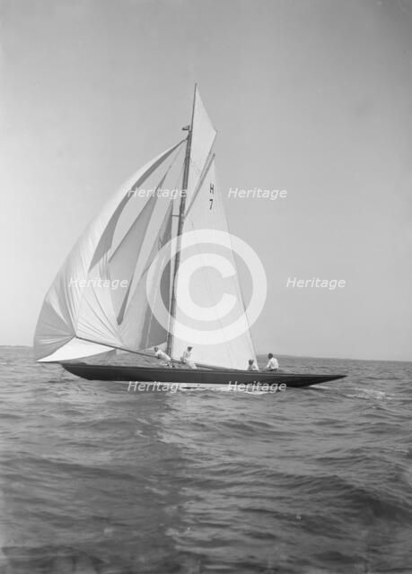 'Gundred' running downwind under spinnaker, 1913. Creator: Kirk & Sons of Cowes.