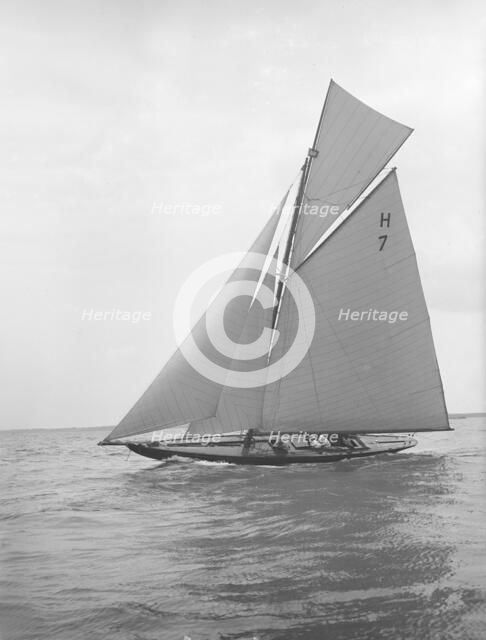'Gundred' sailing close-hauled, 1913. Creator: Kirk & Sons of Cowes.