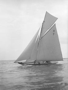 Gundred sailing close-hauled, 1913. Creator: Kirk & Sons of Cowes