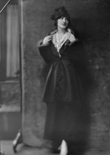 Guntar, Aida, Miss, portrait photograph, 1915 Dec. or 1916 Jan. Creator: Arnold Genthe