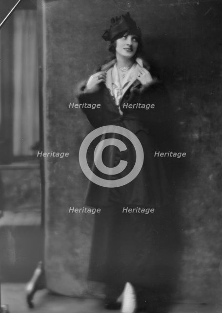 Guntar, Aida, Miss, portrait photograph, 1915 Dec. or 1916 Jan. Creator: Arnold Genthe.