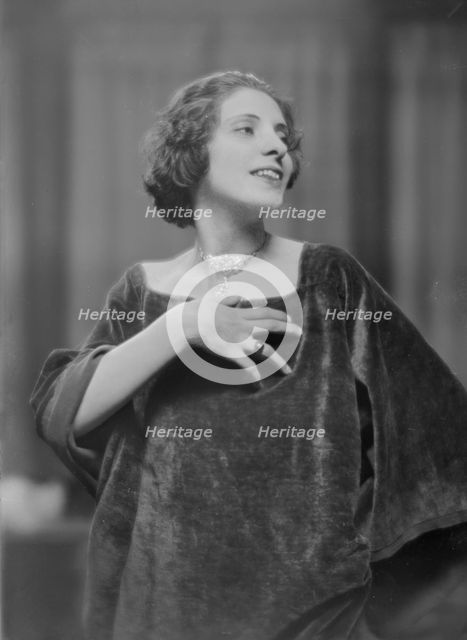 Guntar, Aida, Miss, portrait photograph, 1915 Dec. or 1916 Jan. Creator: Arnold Genthe.