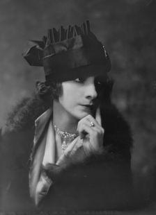 Guntar, Aida, Miss, portrait photograph, 1915 Dec. or 1916 Jan. Creator: Arnold Genthe