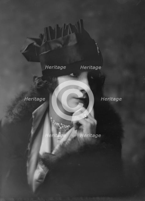 Guntar, Aida, Miss, portrait photograph, 1915 Dec. or 1916 Jan. Creator: Arnold Genthe.