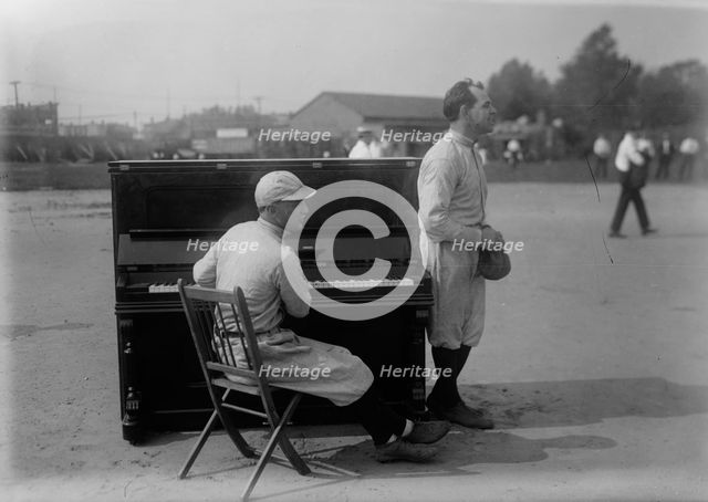 Gus Van & Joe Schenck, Vaudeville comics (baseball), between c1915 and c1920. Creator: Bain News Service.