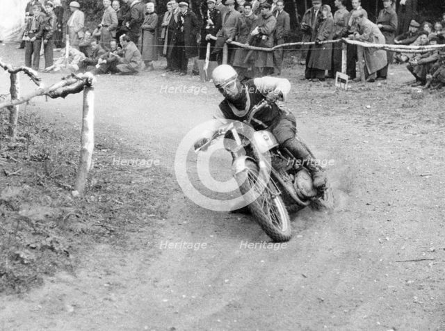 GW Beamish on a BSA 500cc motorbike, Brands Hatch, Kent, 1953. Artist: Unknown