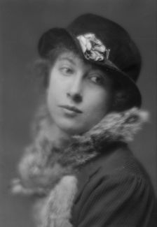 Gwynn, Miss, portrait photograph, 1915. Creator: Arnold Genthe