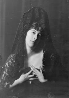 Gwynn, Miss, portrait photograph, not before 1915. Creator: Arnold Genthe
