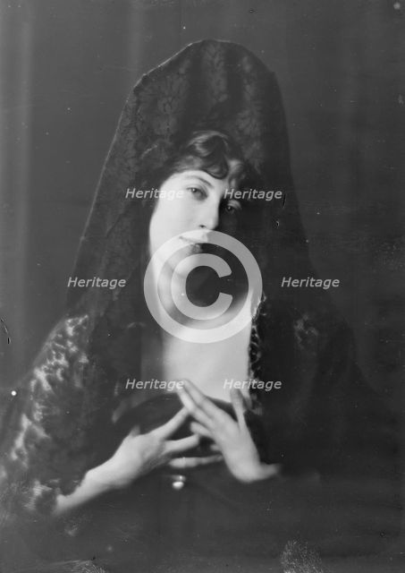 Gwynn, Miss, portrait photograph, not before 1915. Creator: Arnold Genthe.