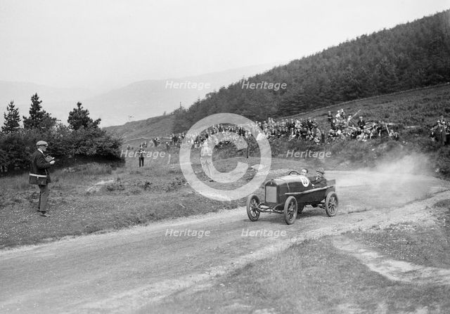 Gwynne of FJ Boshier-Jones competing in the Caerphilly Hillclimb, Wales, 1923. Artist: Bill Brunell.