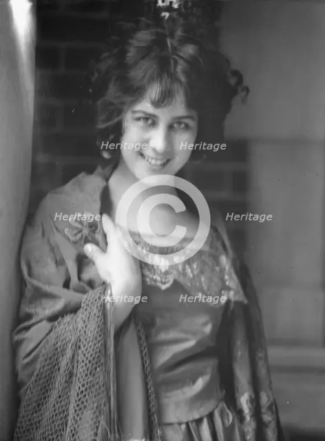 D'Ouesnay, Constance, Miss, portrait photograph, 1924 May 13. Creator: Arnold Genthe.
